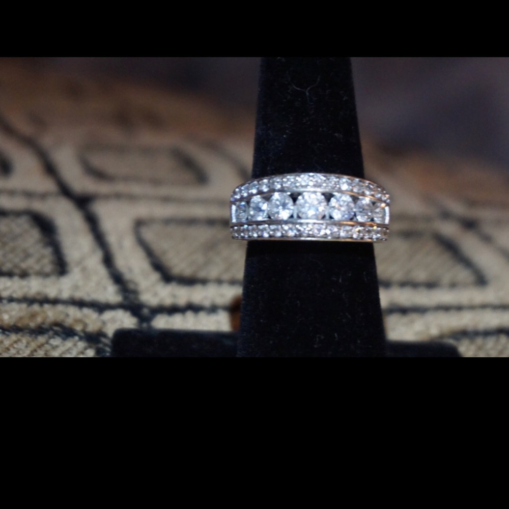 Women’s Anniversary/ Wedding band